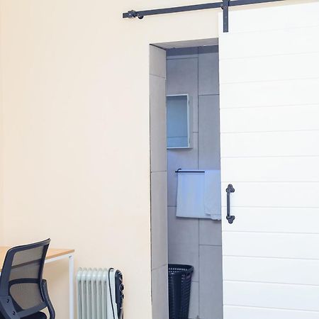Stylish Self Catering Unit In Maseru Cbd Buitenkant foto