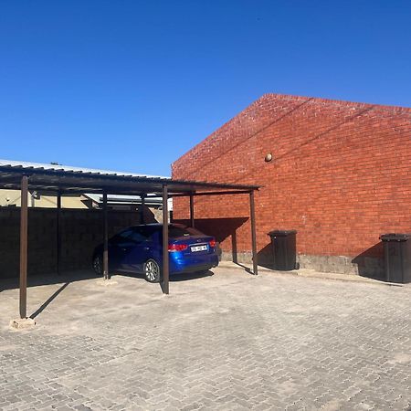 Stylish Self Catering Unit In Maseru Cbd Buitenkant foto