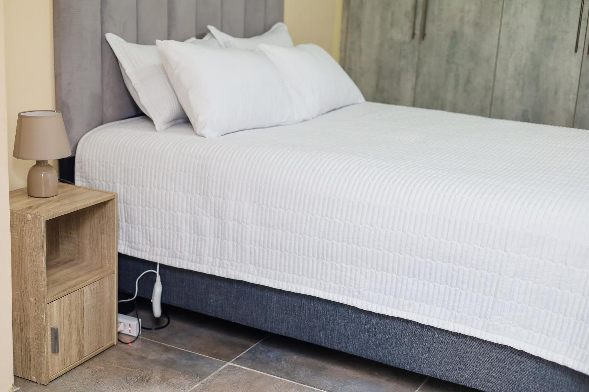 Stylish Self Catering Unit In Maseru Cbd Buitenkant foto