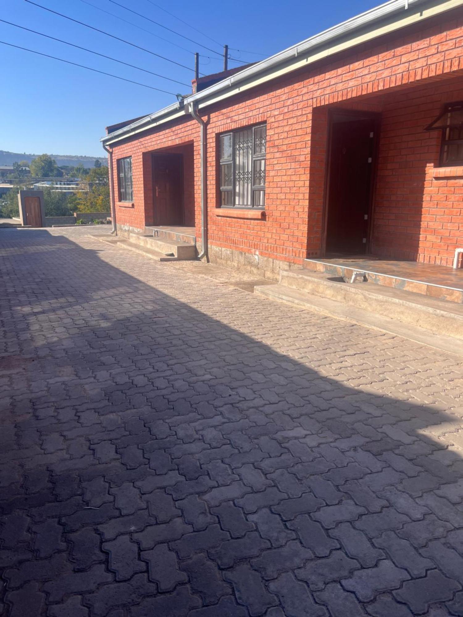 Stylish Self Catering Unit In Maseru Cbd Buitenkant foto